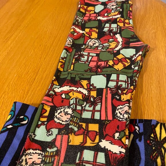 LuLaRoe Christmas Themed Leggings With Santa & Presents Pattern 2 pack - Picture 2 of 8